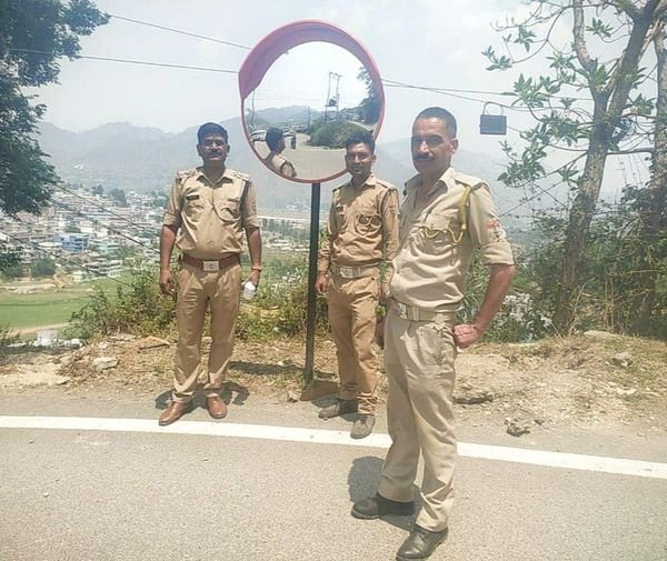 यातायात पुलिस ने लगाये ब्लाइंड टर्न मोड़ों पर कॉन्वेक्स मिरर