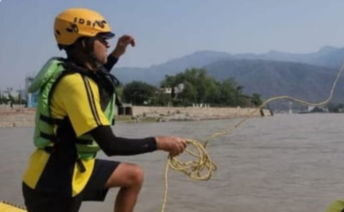 गंगा में नहाता विदेशी पर्यटक बहा