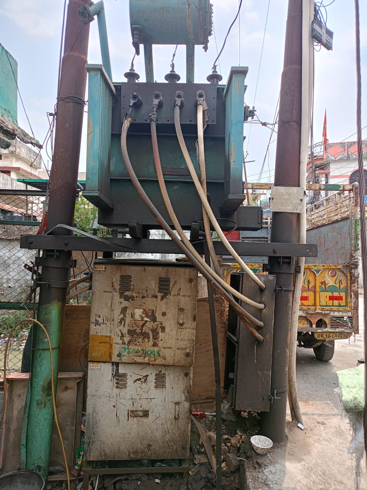 डोभालवाला में खतरे का सबब बना ट्रांसफार्मर