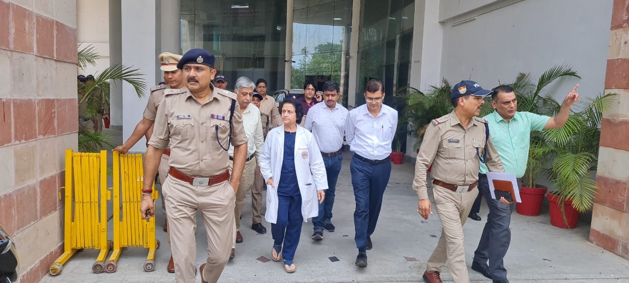 एम्स अस्पताल की चौथी मंजिल पर गाड़ी ले जाने का प्रकरण : एसएसपी पहुँचे एम्स ऋषिकेश