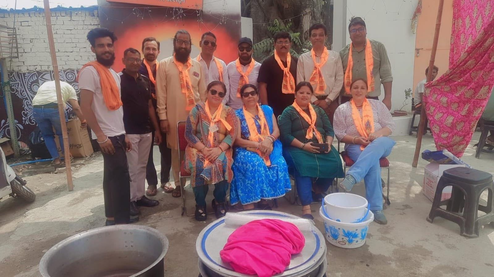 बुद्ध पूर्णिमा के अवसर पर शीतल पेय का वितरण