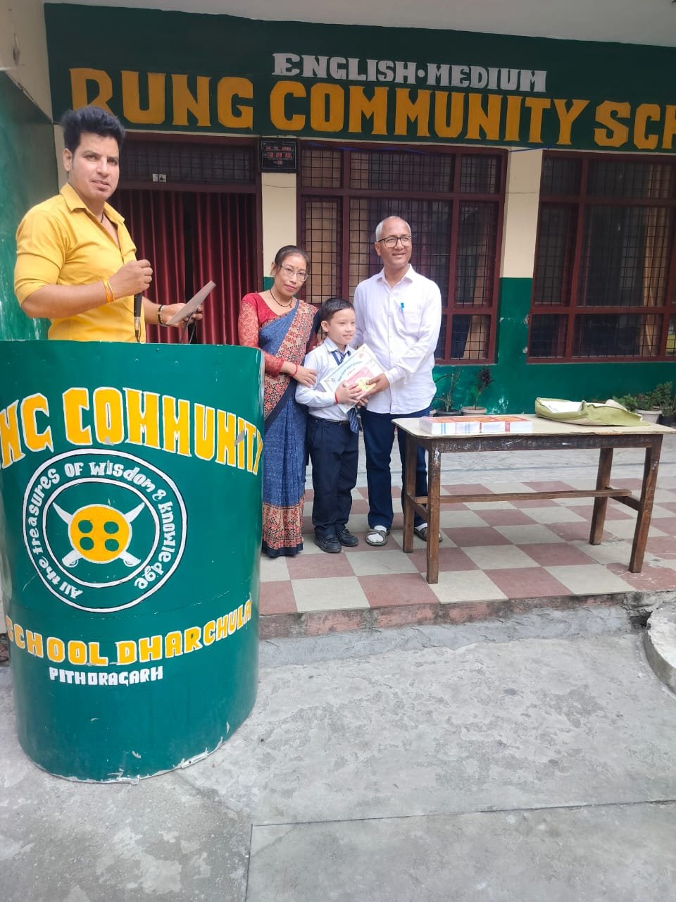 रं- कम्युनिटि स्कूल के टॉपर्स हुए सम्मानित