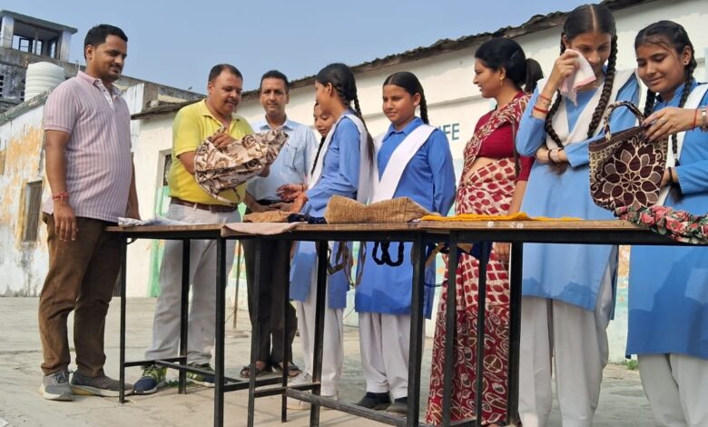 छात्र-छात्राओं ने कपड़े के थैले बनाकर प्लास्टिक मुक्त भारत का संकल्प लिया छात्र-छात्राओं ने कपड़े के थैले बनाकर प्लास्टिक मुक्त भारत का संकल्प लिया