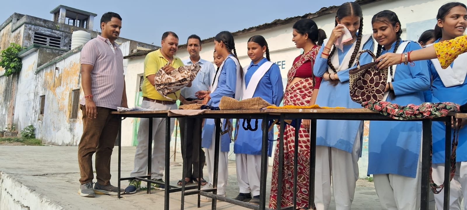 छात्र-छात्राओं ने कपड़े के थैले बनाकर प्लास्टिक मुक्त भारत का संकल्प लिया