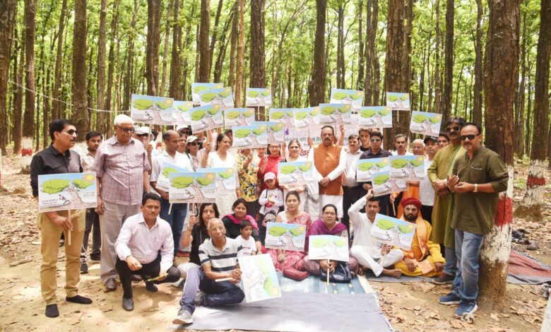 पर्यावरण की रक्षा के लिये बाँधा पेड़ो पर रक्षा सूत्र पर्यावरण की रक्षा के लिये बाँधा पेड़ो पर रक्षा सूत्र