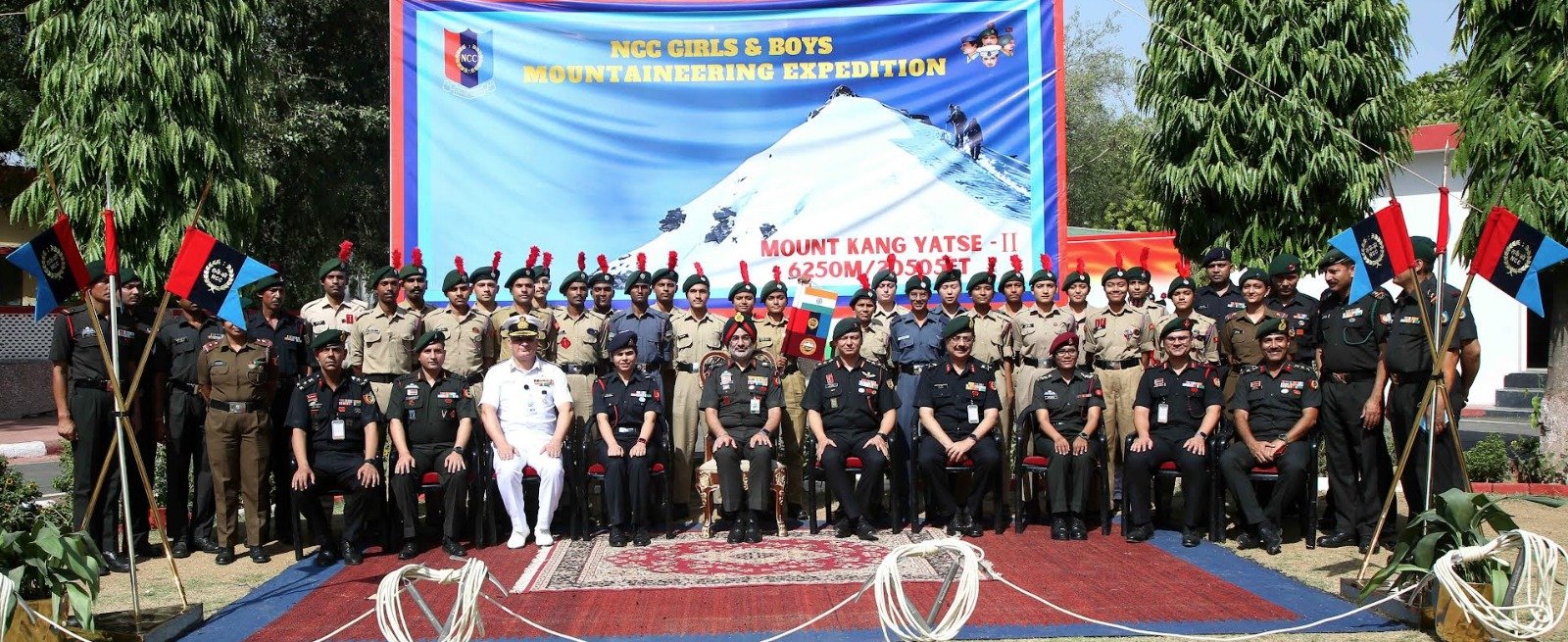 डीजी एनसीसी ने पर्वतारोहण अभियान को हरी झंडी दिखाकर रवाना किया