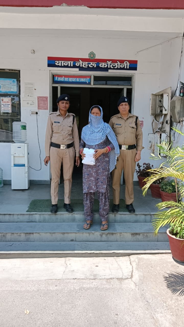 मादक पदार्थ की तस्करी में लिप्त महिला तस्कर गिरफ्तार