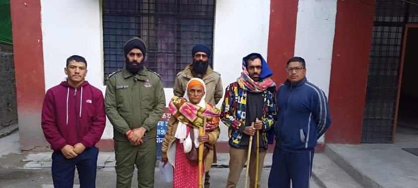 बुजुर्ग की “जिद” को पुलिस ने किया पूरा, करवाए श्री हेमकुंड साहिब के दर्शन