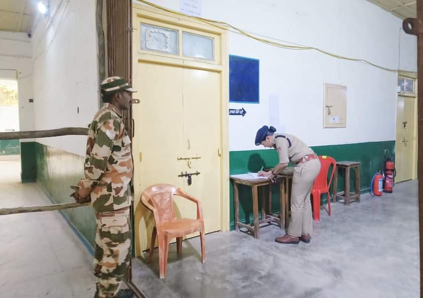 पुलिस अधीक्षक ने किया स्ट्रांग रुम का औचक निरीक्षण पुलिस अधीक्षक ने किया स्ट्रांग रुम का औचक निरीक्षण