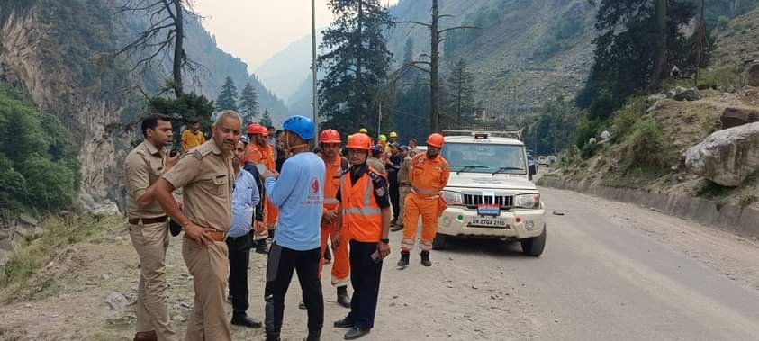 चट्टान टूटने से दबे लोग, एक की मौत, पांच घायल