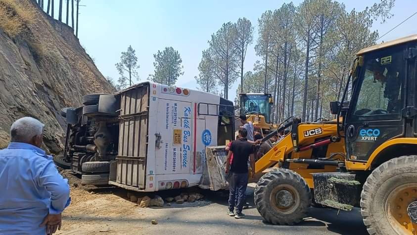 सड़क दुर्घटना : यमुनोत्री राष्ट्रीय राजमार्ग पर पलटी यात्री बस