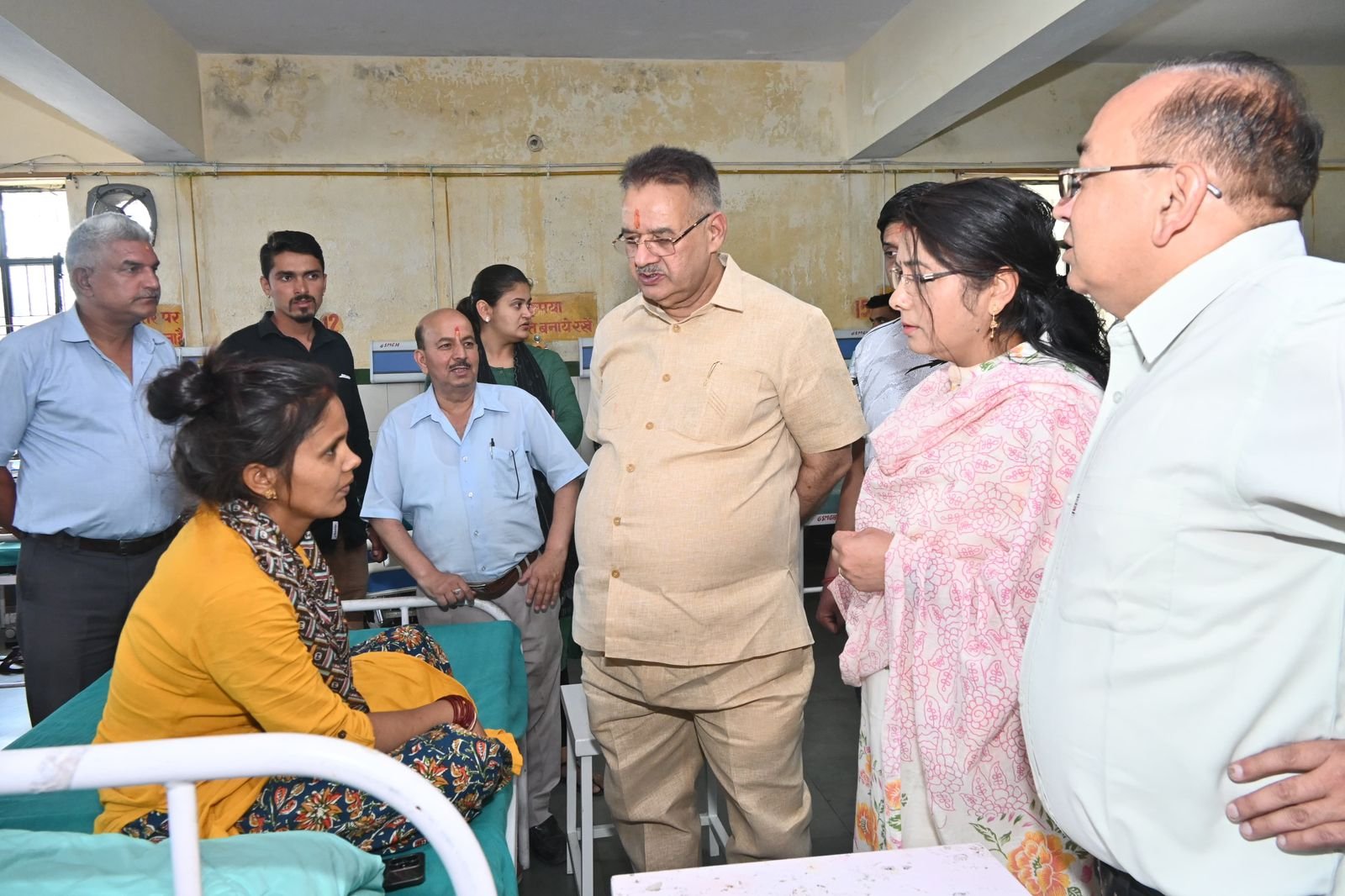 कैबिनेट मंत्री ने जाना घायल लोगों का कुशलक्षेम