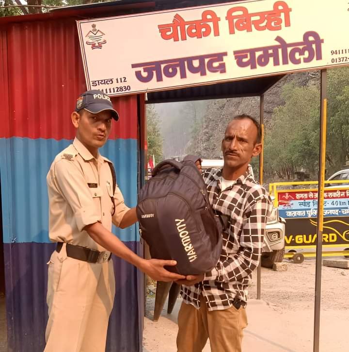 यात्रियों की मदद कर रही चमोली पुलिस