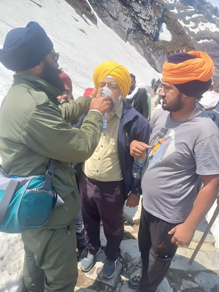 बुजुर्गों और जरुरतमंदों का सहारा बनी पुलिस