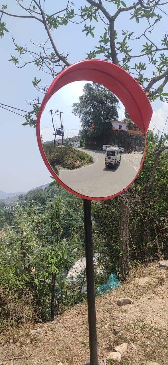 यातायात पुलिस ने ब्लाइंड टर्न मोड़ों पर लगाये कॉन्वेक्स मिरर