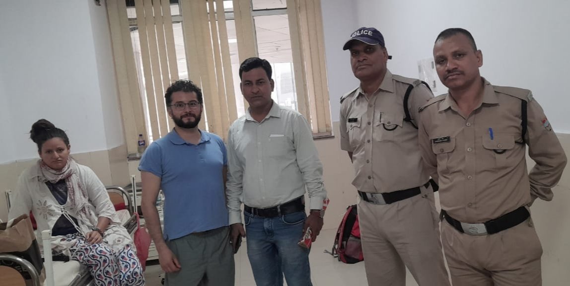 पुलिस ने लावारिस घूम रही विदेशी महिला को परिजनों से मिलाया