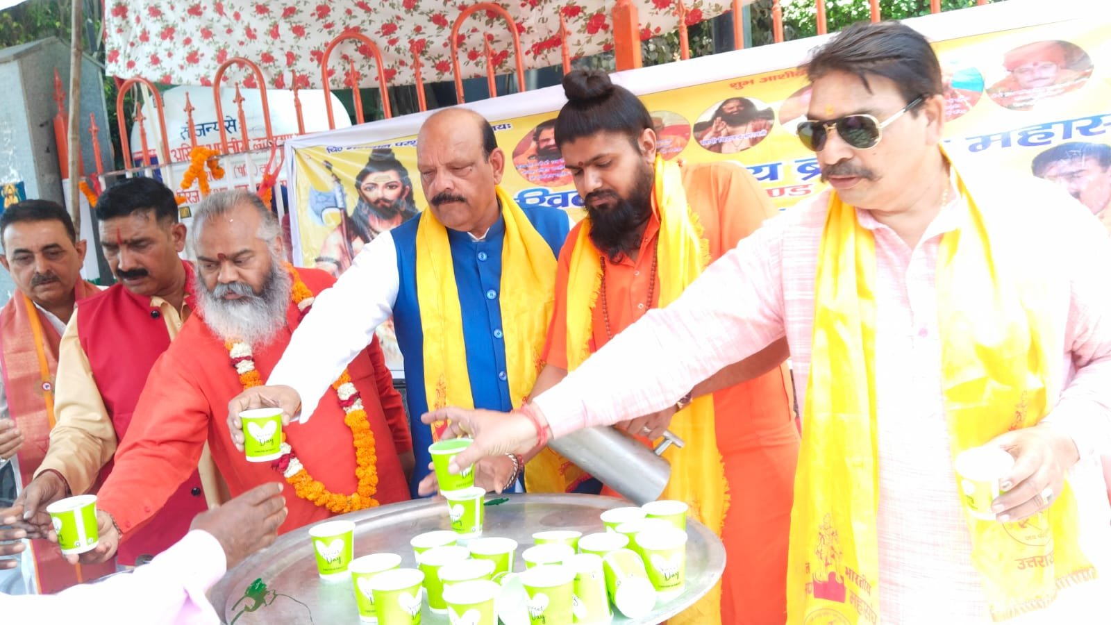 भीषण गर्मी में राहगीरों को वितरित किया मीठा शरबत