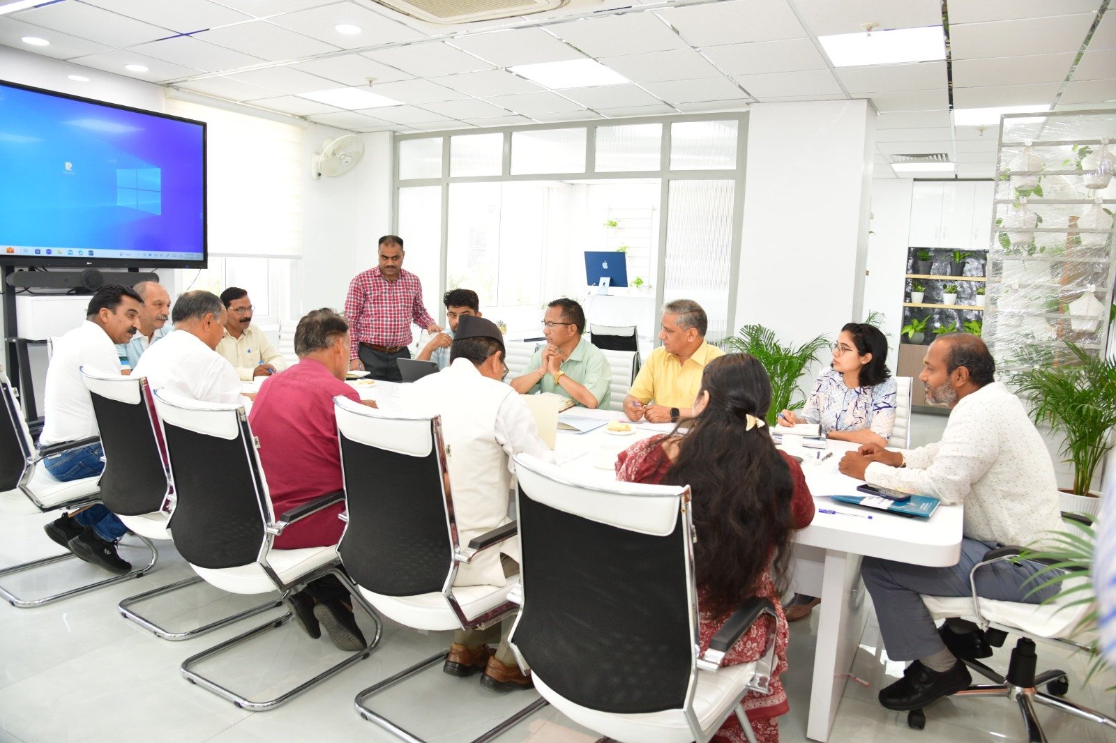 मुख्य निर्वाचन अधिकारी ने की उपचुनाव के संबंध में बैठक