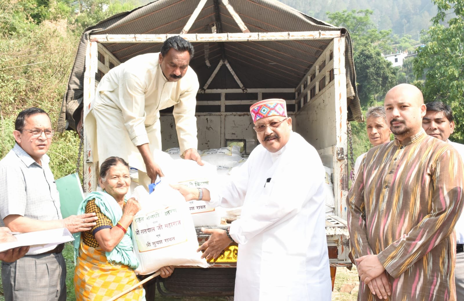 महाराज ने वितरित की आपदा प्रभावित परिवारों को राहत सामग्री