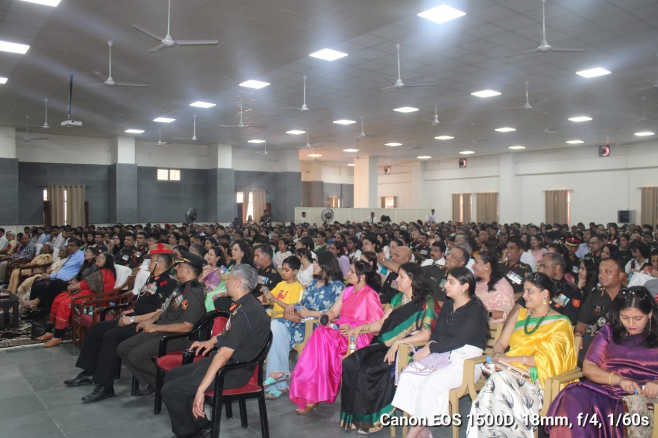 युद्ध स्मारक पर शहीद नायकों की याद में पुष्पांजलि अर्पित