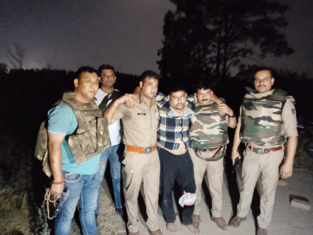 पुलिस मुठभेड़ में दो बदमाश घायल