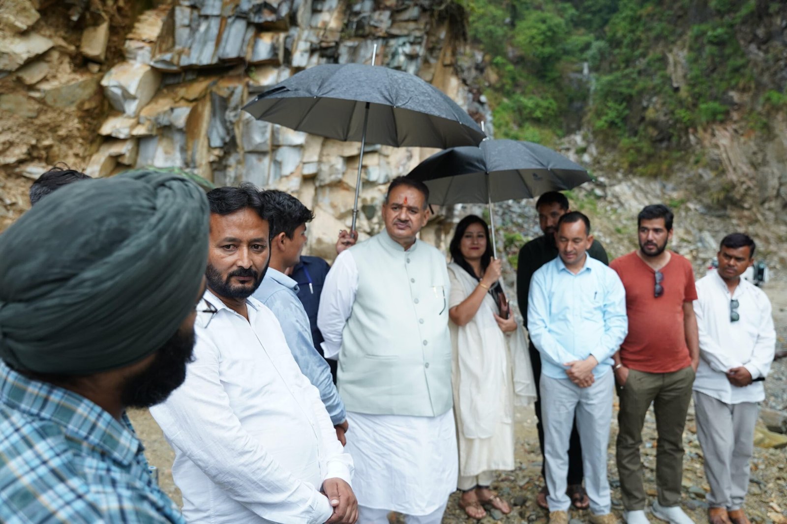 एक माह के भीतर पुल का निर्माण कार्य पूर्ण करने के निर्देश