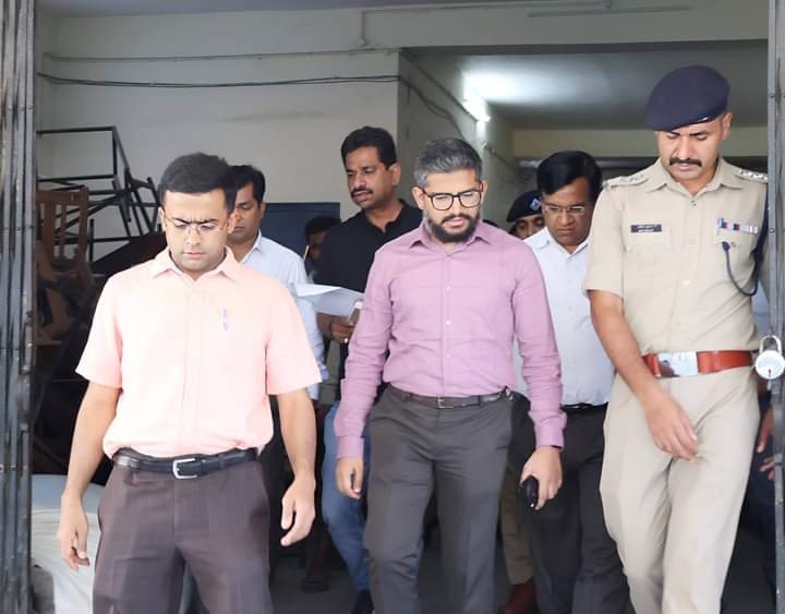 जिलाधिकारी ने किया स्ट्रांग रूम का निरीक्षण