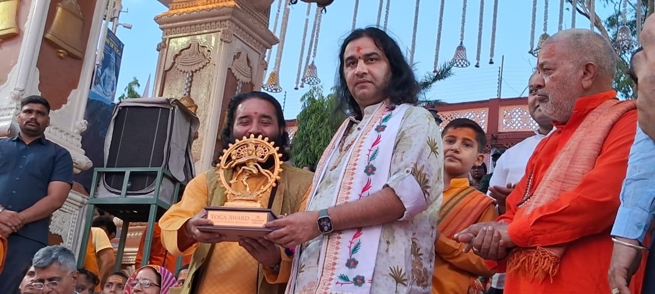 विश्व शांति दूत कथावाचक देवकी नंदन ठाकुर ने किया आचार्य डॉक्टर बिपिन जोशी को सम्मानित