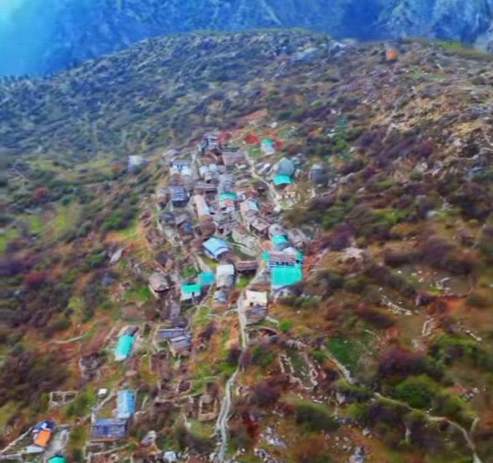 द्रोणागिरी पर्वत की तलहटी पर बसा द्रोणागिरी गांव