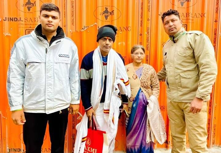 बुजुर्ग महिला श्रद्धालु को मिला खाकी का सहारा