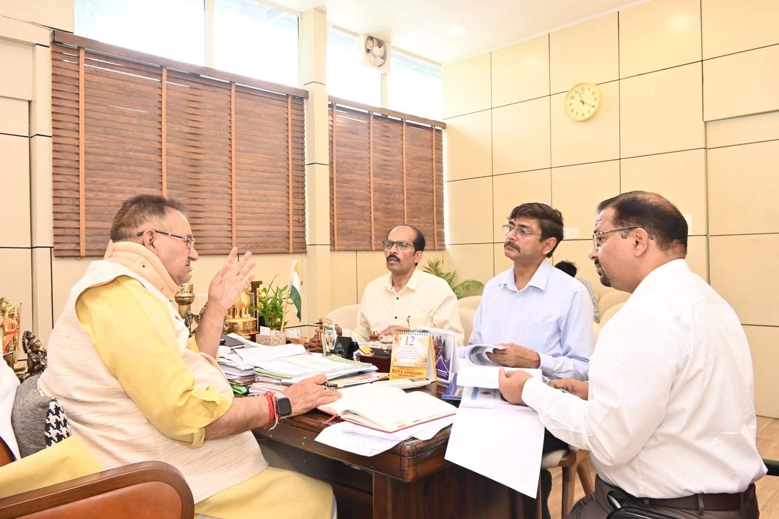 निर्माण कार्यों में तेजी लाने के निर्देश