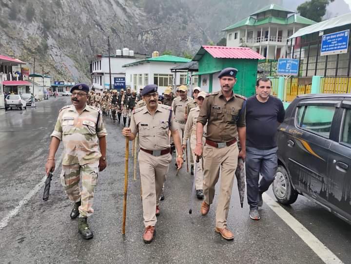 उप चुनाव : पुलिस व अर्द्धसैनिक बलों ने किया फ्लैग मार्च