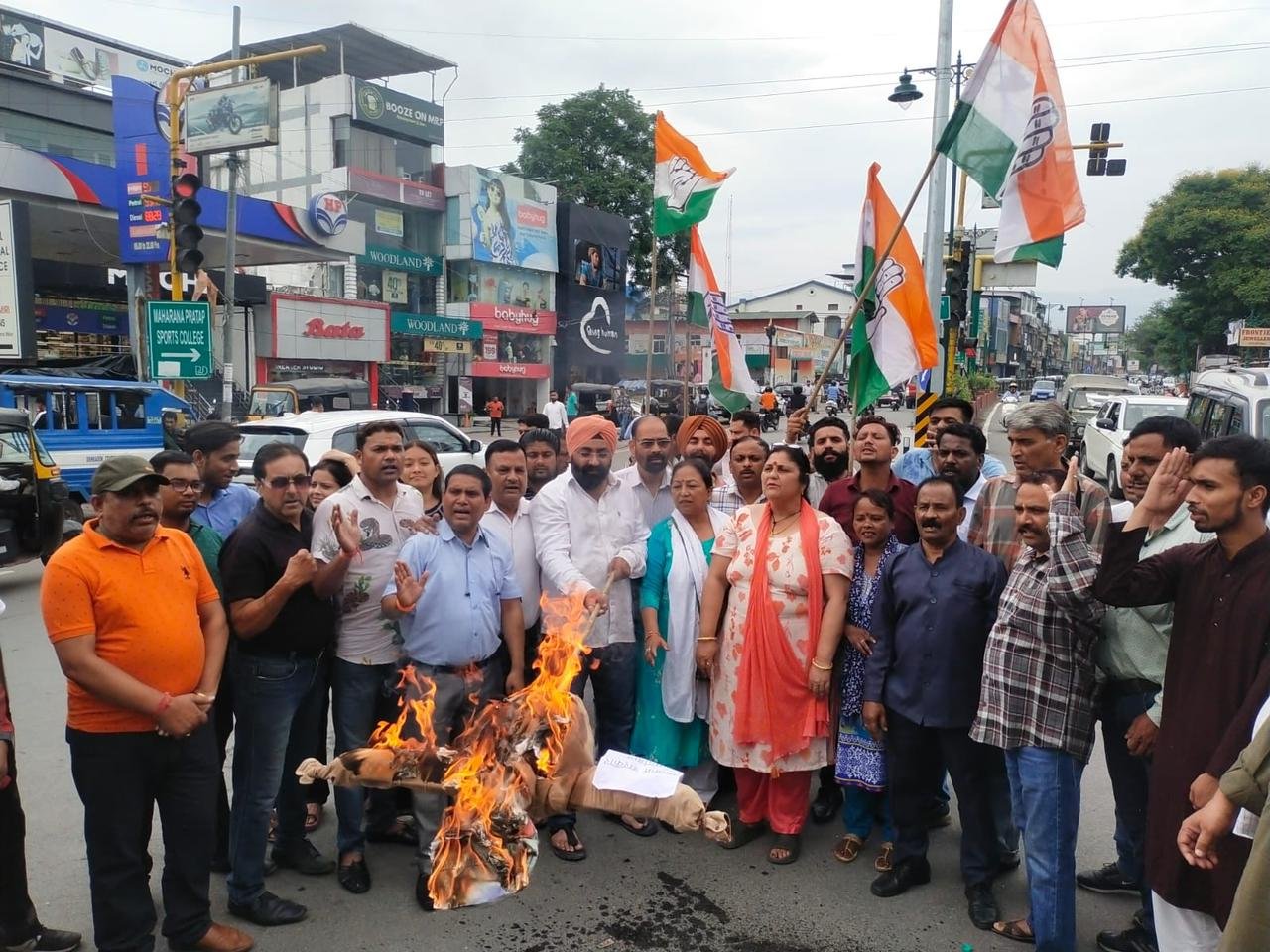 कांग्रेस कार्यकर्ताओं ने किया विरोध प्रदर्शन