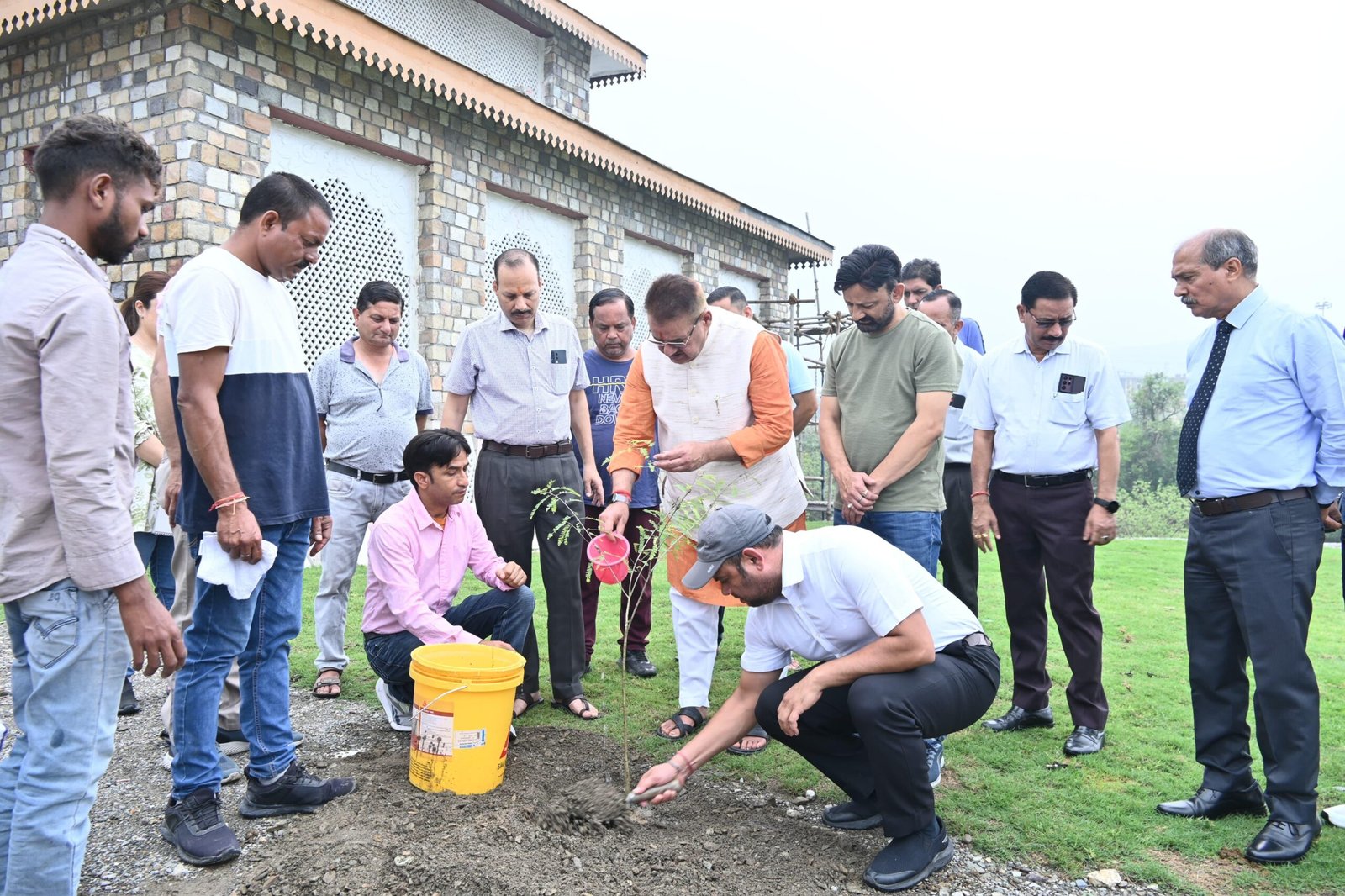 पेड़ों पौधों के कटान से सुख रहे जल स्रोत