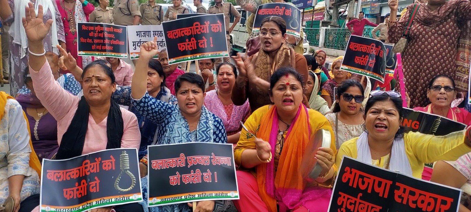 महिला कांग्रेस ने निकाला मार्च, दहन किया सरकार का पुतला