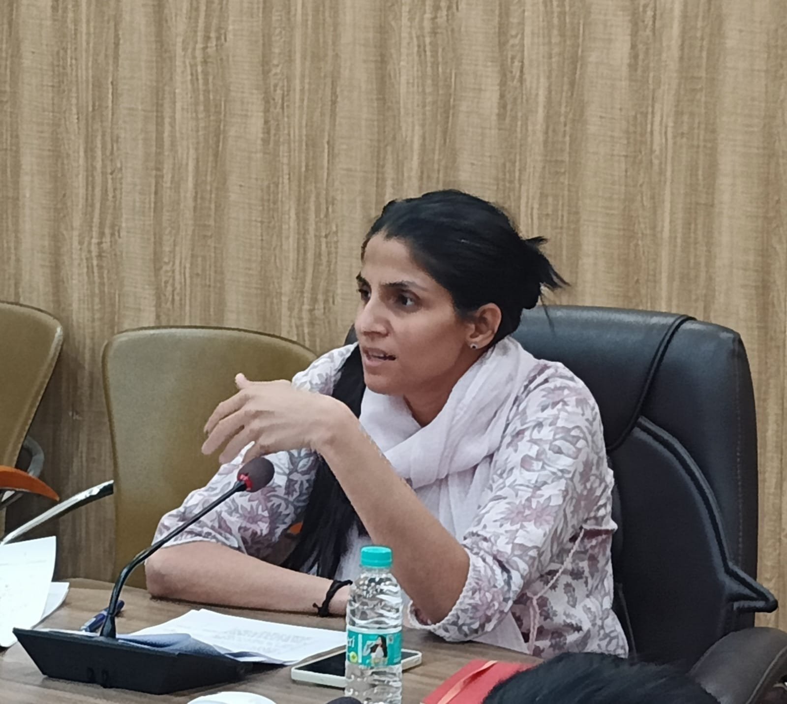 मुख्यालय छोड़ने से पूर्व जिलाधिकारी की अनुमति ली जानी अनिवार्य