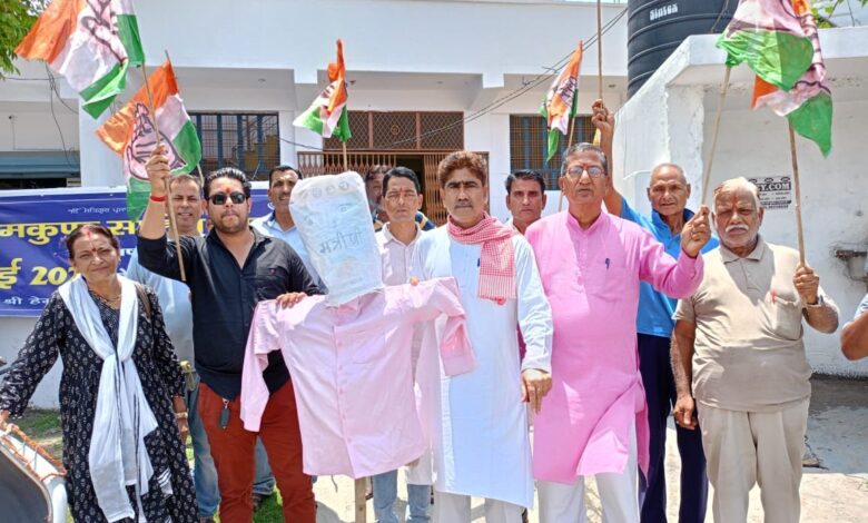 कांग्रेस कार्यकर्ताओं ने फूंका क्षेत्रीय विधायक का पुतला