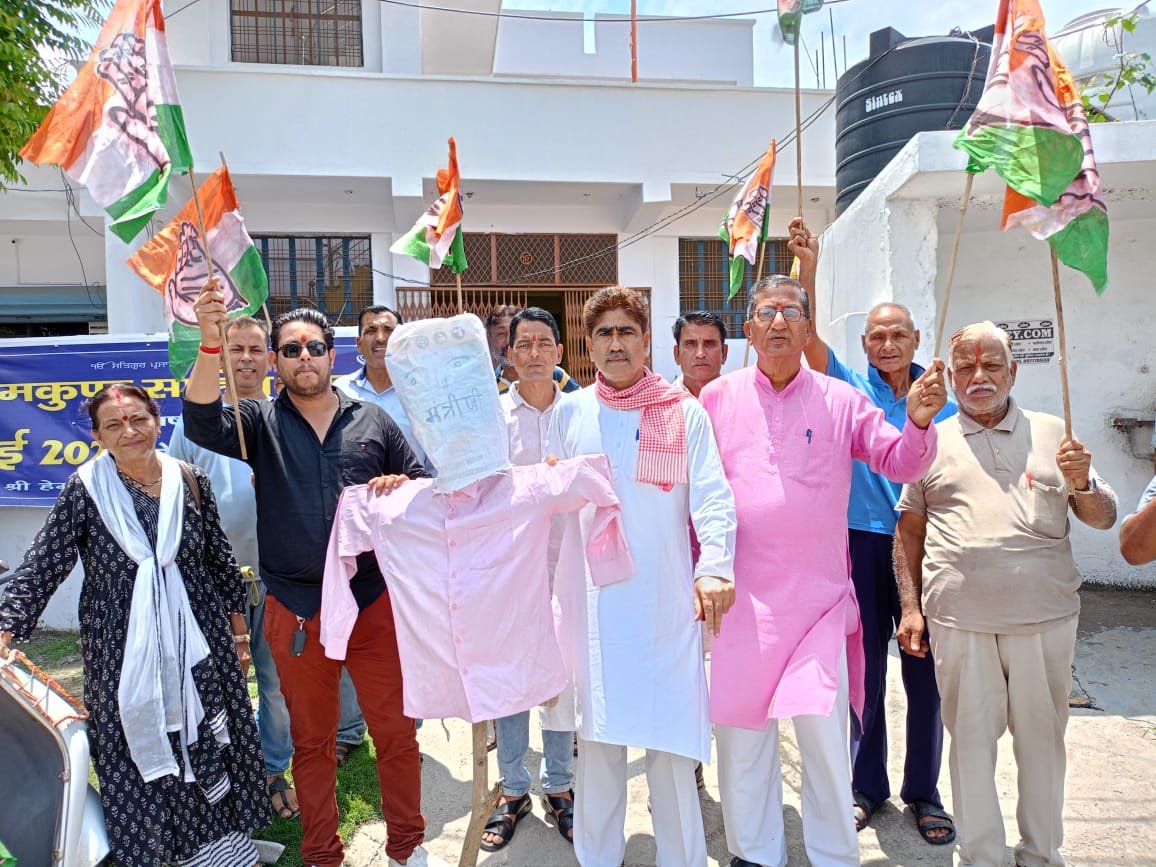 कांग्रेस कार्यकर्ताओं ने फूंका क्षेत्रीय विधायक का पुतला