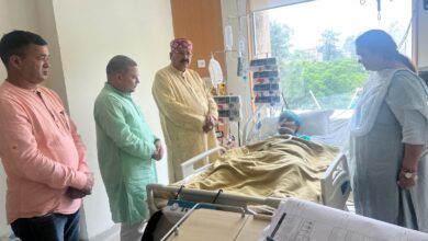 महाराज ने अस्पताल पहुंचकर केदारनाथ विधायक का हालचाल जाना