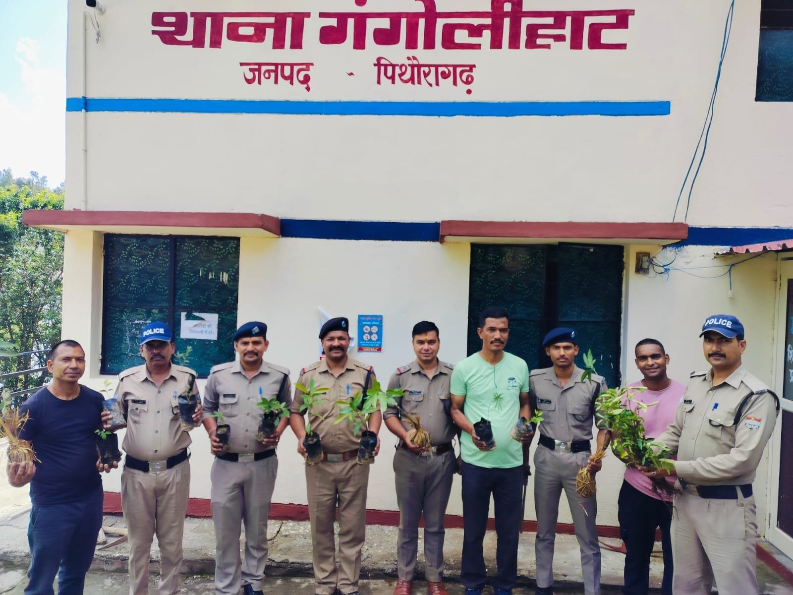 पिथौरागढ़ पुलिस ने किया वृक्षारोपण