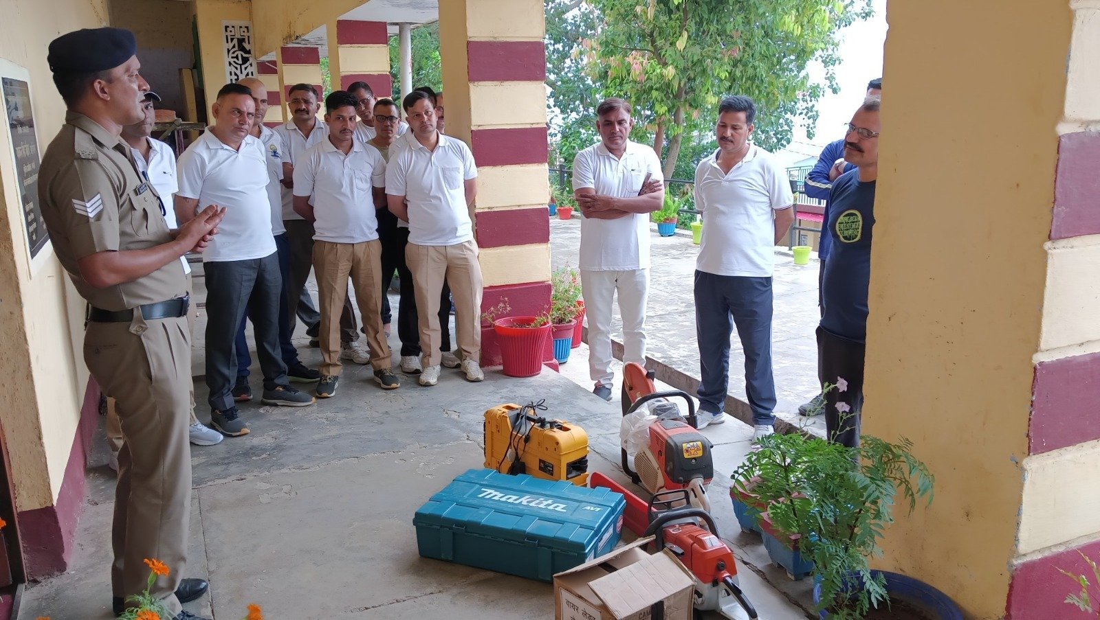 पुलिस कर्मियों को प्रदान की आपदा उपकरणों की जानकारी