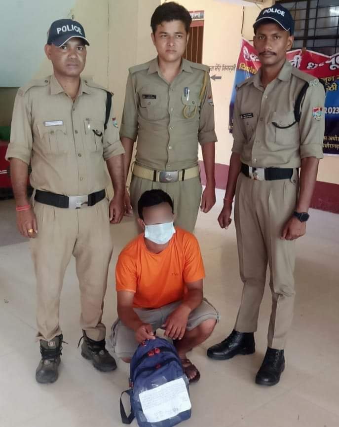 3 लाख रुपये की कीड़ा जड़ी सहित व्यक्ति गिरफतार