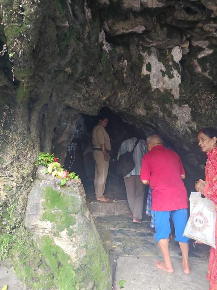 कोटेश्वर महादेव मंदिर में जलाभिषेक