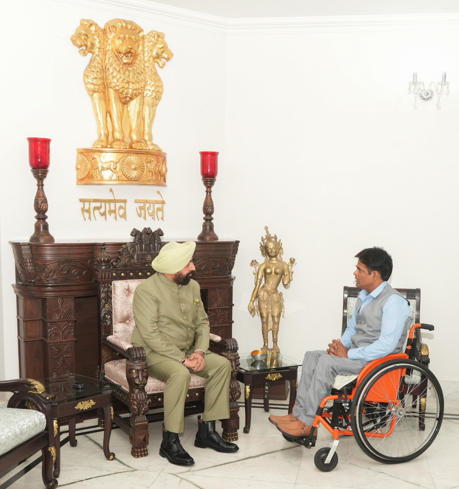 दिव्यांग मोटर स्पोर्ट्स खिलाड़ी ने की राज्यपाल से मुलाकात