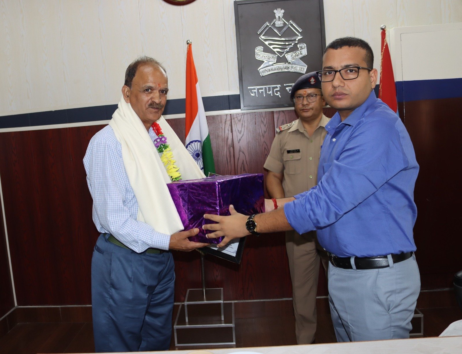 ऐच्छिक सेवानिवृत्त हो रहे पुलिसकर्मी को दी विदाई