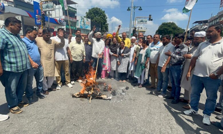 महानगर कांग्रेस ने फूंका भाजपा सरकार का पुतला महानगर कांग्रेस ने फूंका भाजपा सरकार का पुतला