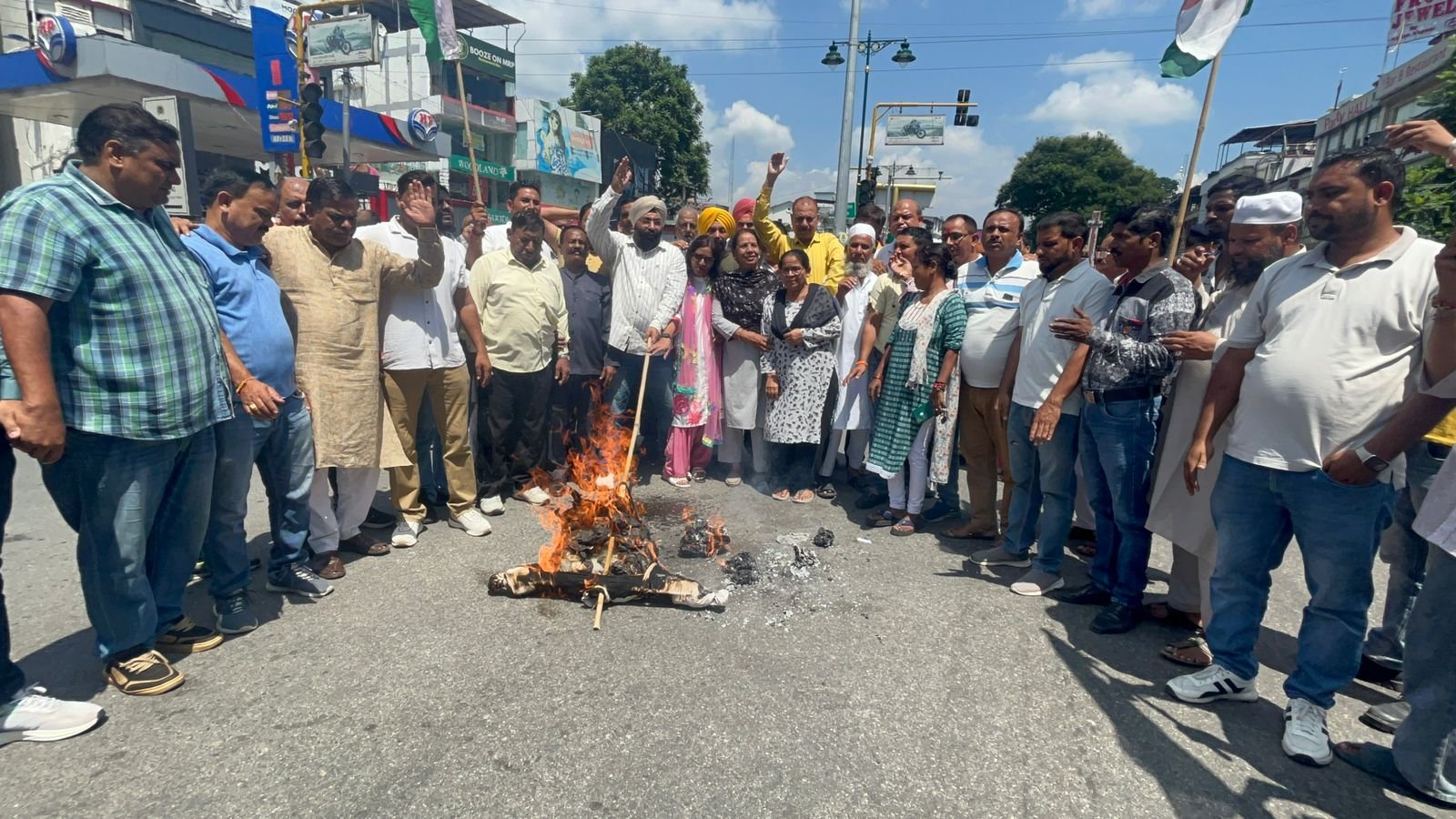 महानगर कांग्रेस ने फूंका भाजपा सरकार का पुतला