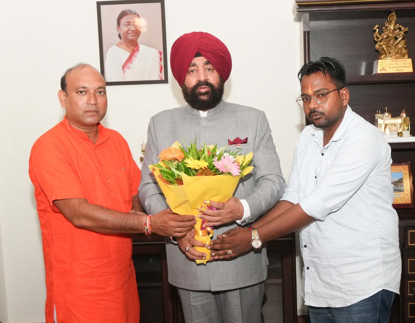 राज्य सफाई कर्मचारी आयोग के सदस्य ने की राज्यपाल से मुलाकात