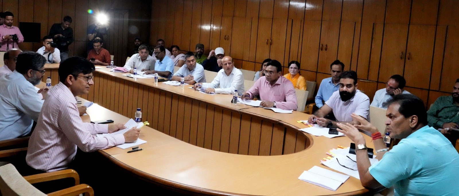 वित्त मंत्री ने ली अधिकारियों की बैठक, जारी किये दिशा निर्देश