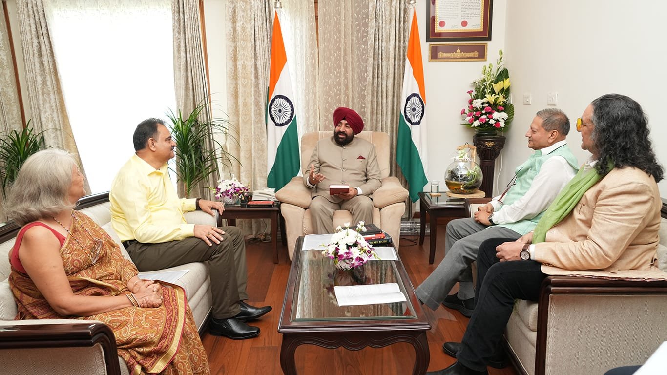 सेवानिवृत्त आईएएस अधिकारी ने की राज्यपाल से मुलाकात